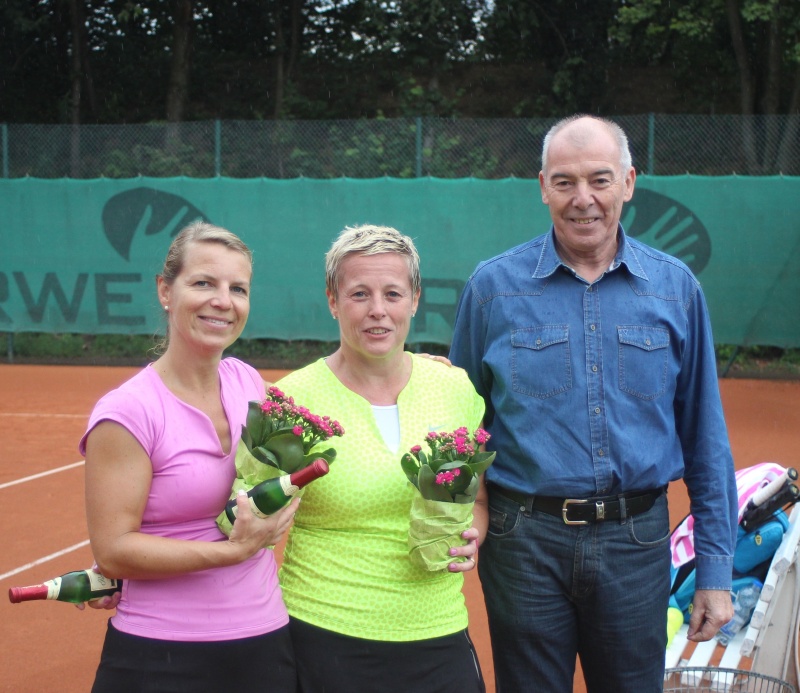 Sabine Jopen (links) vs. Petra Pisters (rechts) 6:1 6:2 Siegerehrung durch den Vorstandsvorsitzenden Gerd Lochten