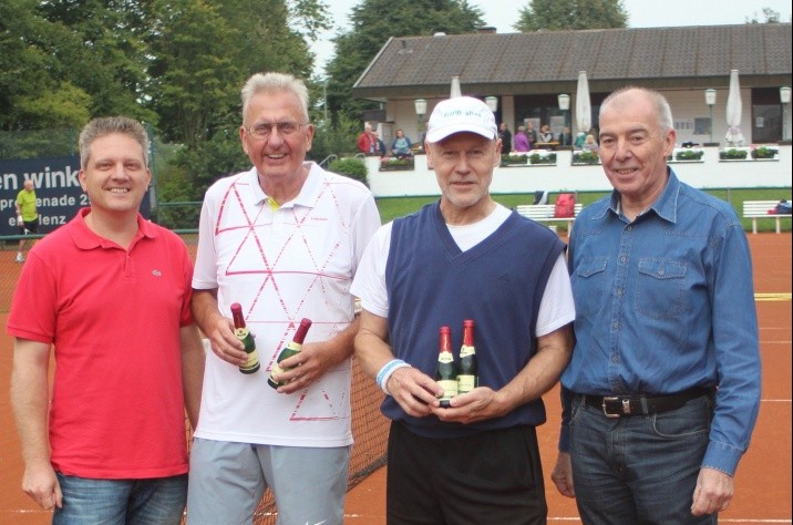 Wolfgang Albiez Mitte links) vs. Ralf Kritzler Mitte rechts) 6:4 1:6 10:3 Siegerehrung durch den Vorstandsvorsitzenden Gerd Lochten rechts) und den 2. Sportwart Dominik Peters links)
