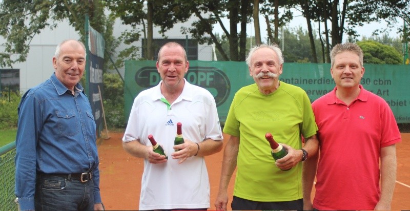 Dieter Müller (Mitte links) vs. Roland Jaspers (Mitte rechts) 6:2 6:2 Siegerehrung durch den Vorstandsvorsitzenden Gerd Lochten (links) und den 2. Sportwart Dominik Peters (rechts)