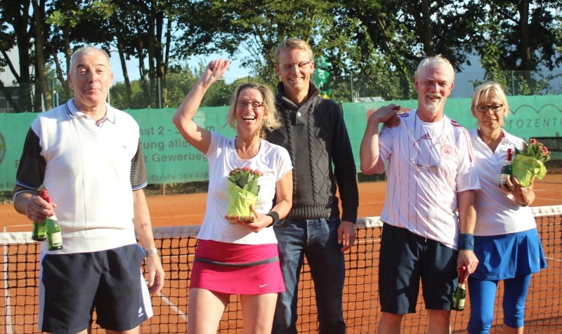 Gerd Lochten/Anke Lütteke links) vs. Rüdiger Röttger/Doris Maseizik 7:56:3 Siegerehdurch den 1. Sportwart Stefan Berghausen