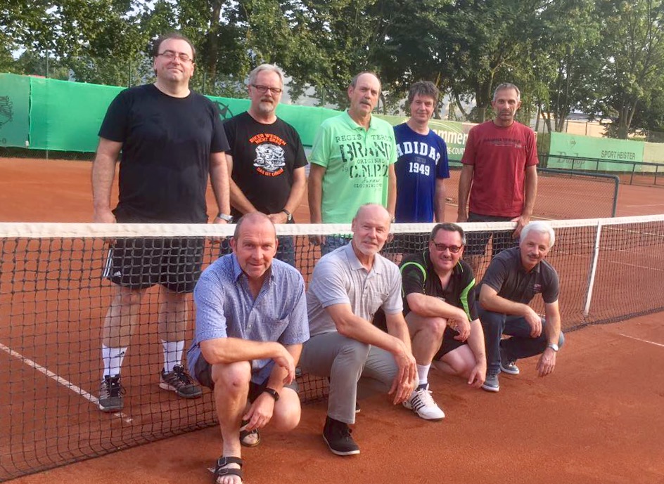 Die 40ziger Truppe des TC Post-SV: (kniend v.l.) Dietmar Müller, Ralf Kritzler, Michael Schleuter, Michael Blinten / (stehend v.l.) Detlef Zeumann, Manfred Nause, Achim Hermes, Eckhard Heukamp, Christian Meurer